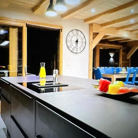 Charming Chalet Near Slopes & Sauna Hébergement de vacances *